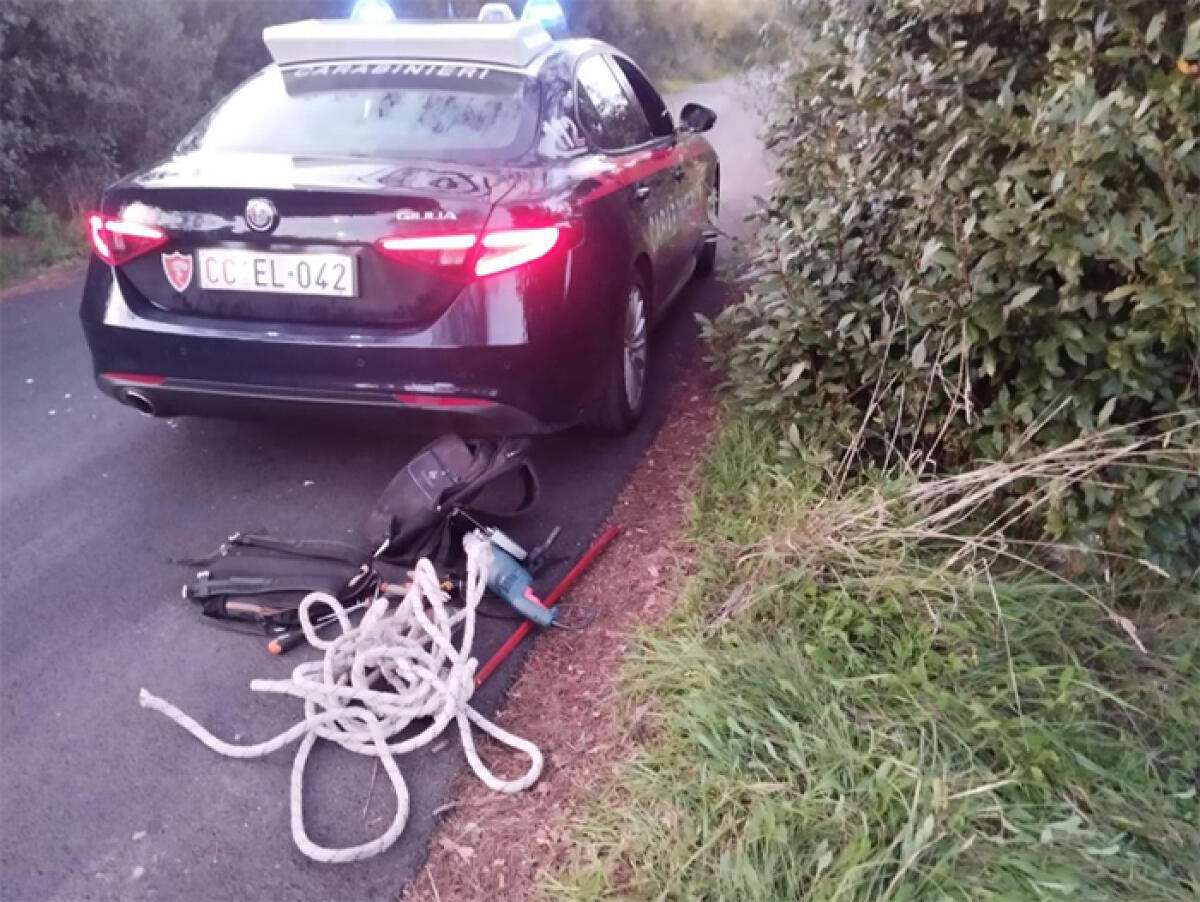 Arnesi da scasso nascosti dietro ad un cespuglio, alle porte di Latina. Indagano i Carabinieri. - 