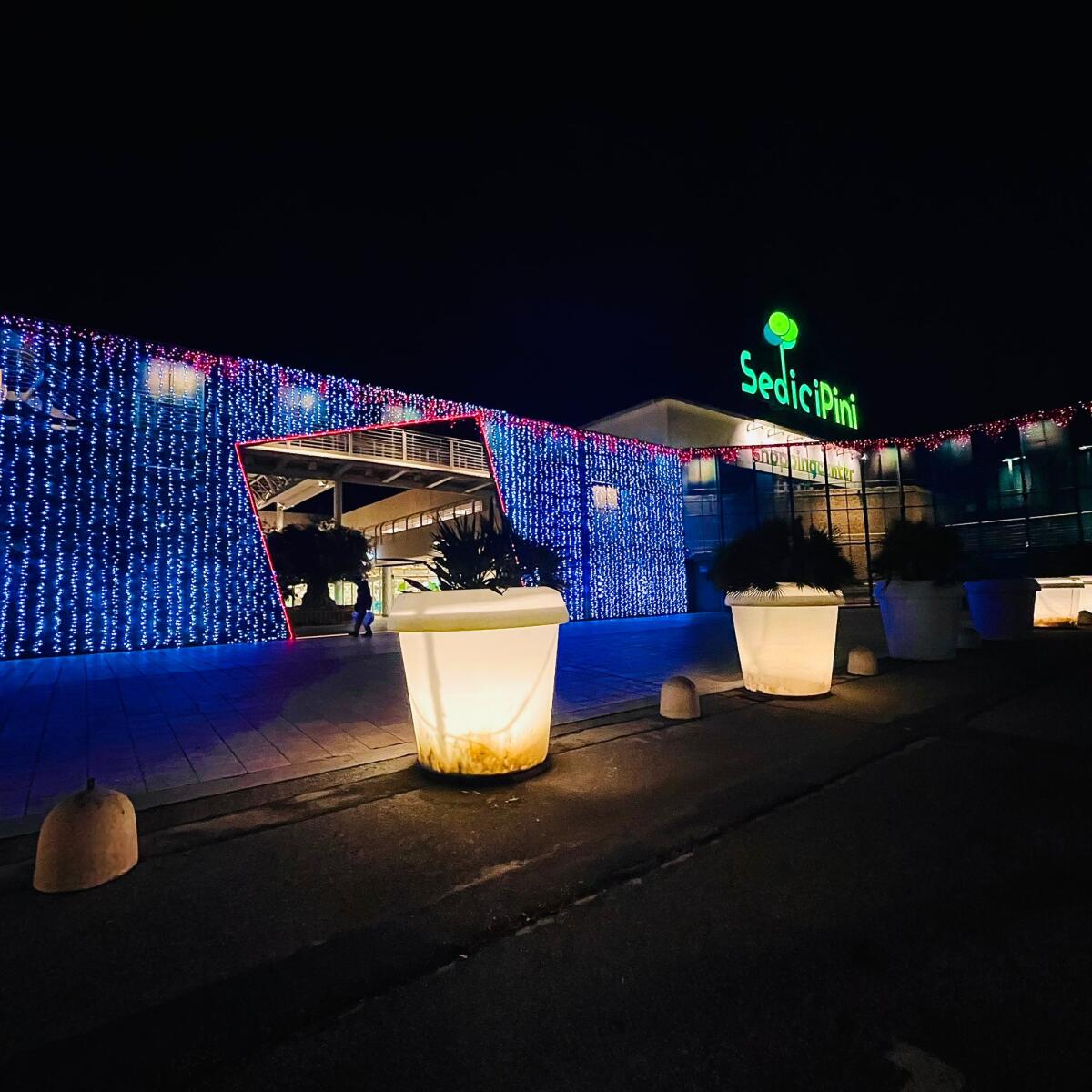 Al Sedici Pini di Pomezia apre il Christmas Village con il vero Babbo Natale e poi: mercatino di artigianato locale, musica e arte - 