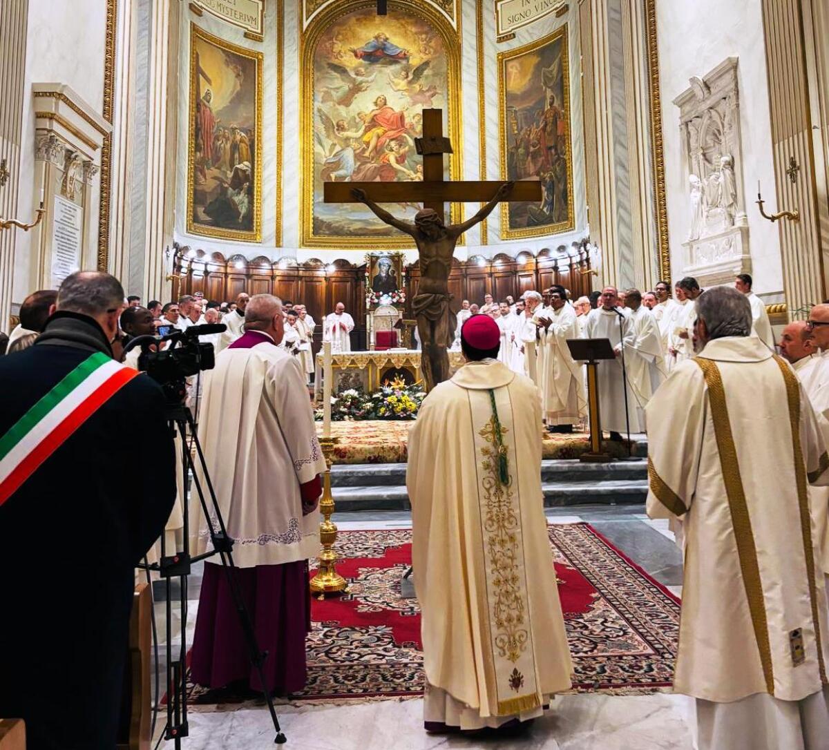 CELEBRATO DAL VESCOVO VINCENZO VIVA IL RITO DI APERTURA DEL GIUBILEO 2025 AD ALBANO - 