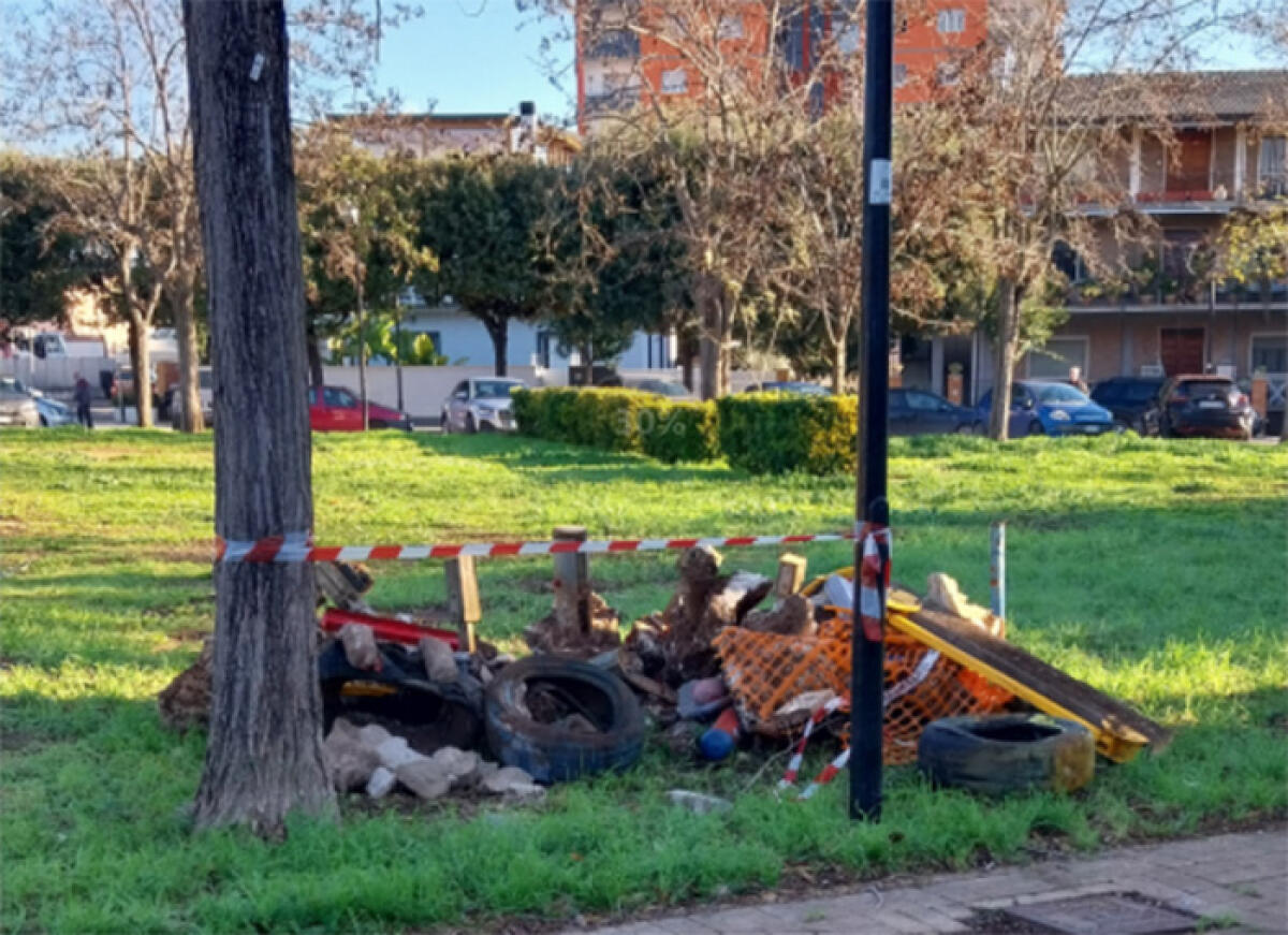 Torna finalmente l’illuminazione al "Manaresi" di Aprilia. Ma il parco è stato dimenticato dalla Progetto Ambiente: rifiuti ovunque. - 