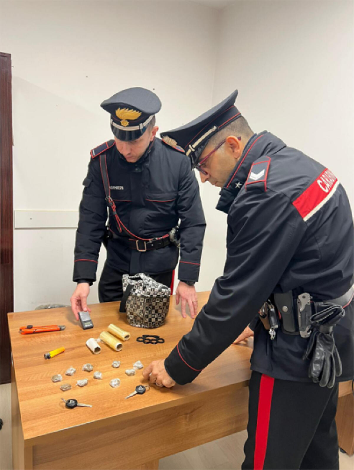 Un 18enne pontino in manette per spaccio: nel suo scooter nascondeva un tira pugni e 50 grammi di hashish. - 