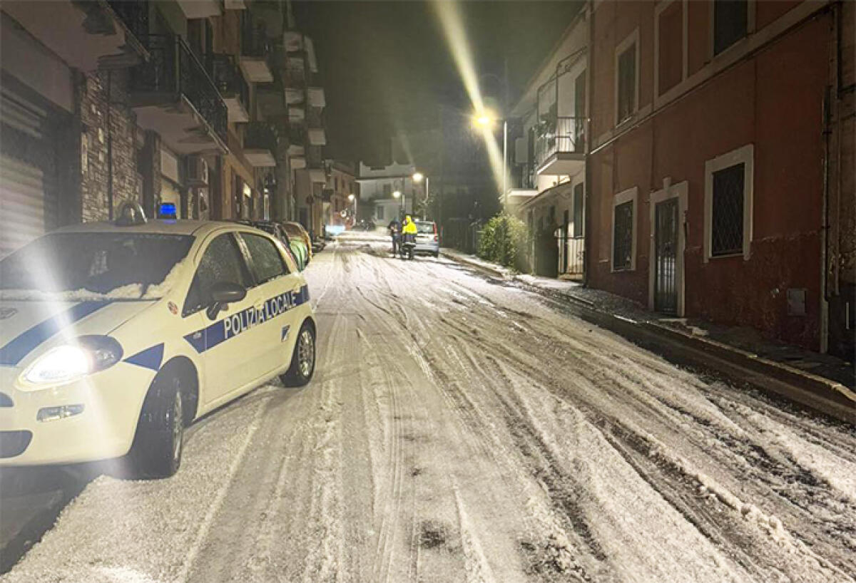 Forti grandinate, il centro storico di San Felice Circeo magicamente imbiancato. - 