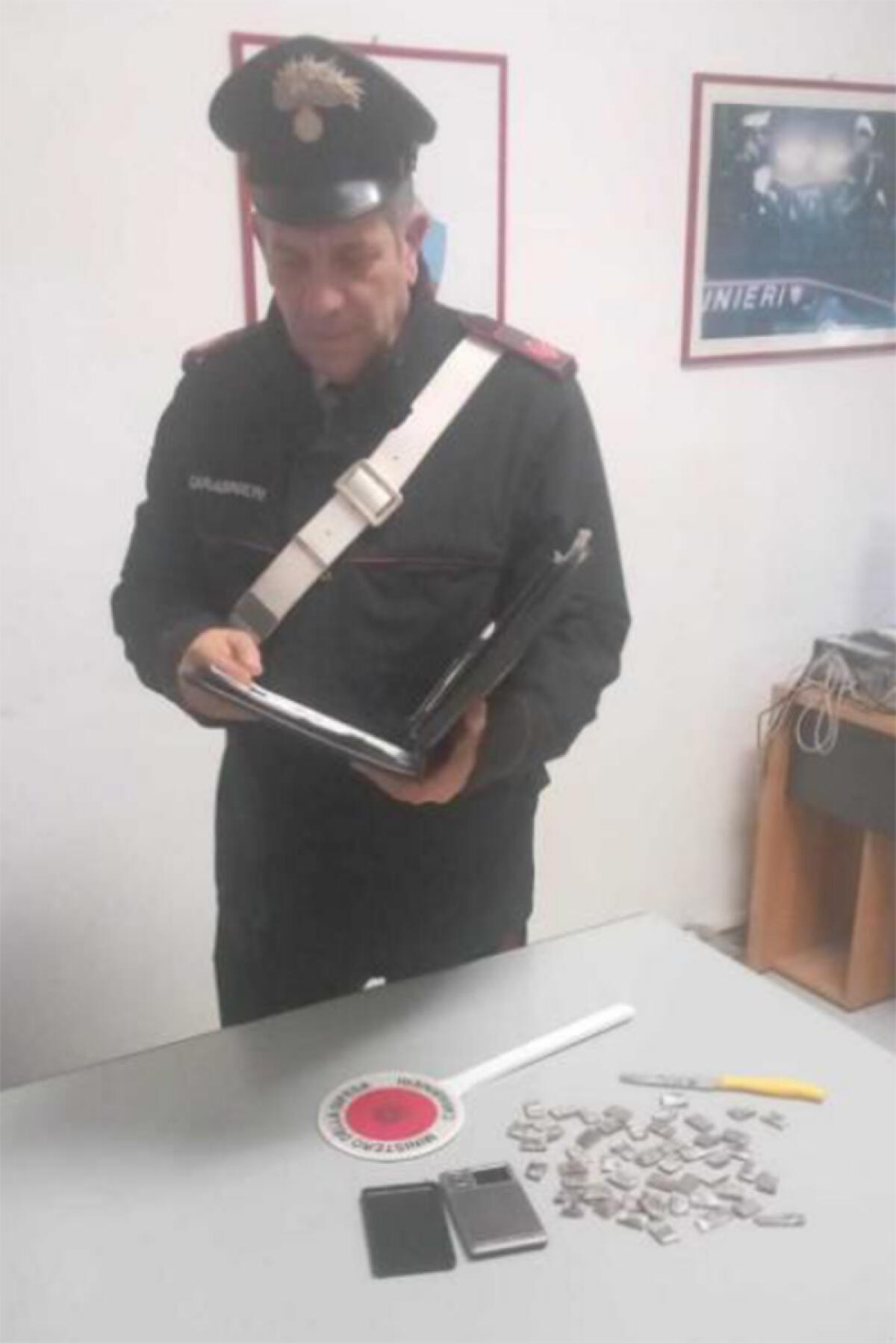 Nascondeva un etto di hashish nel sottosella del suo  motociclo. 50enne denunciato dai Carabinieri. - 