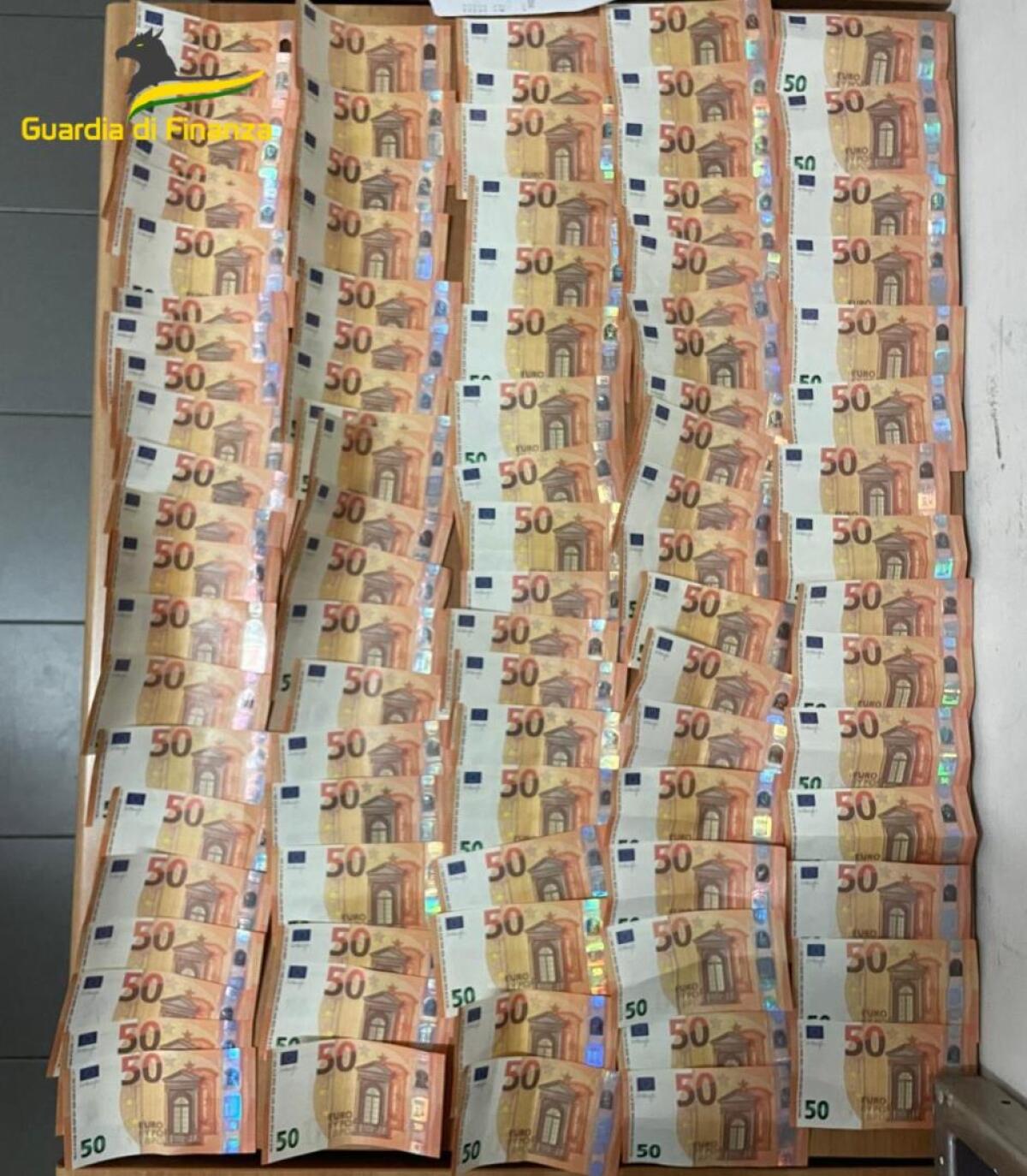 Volevano spendere 4.700 euro di banconote false, fermati - 