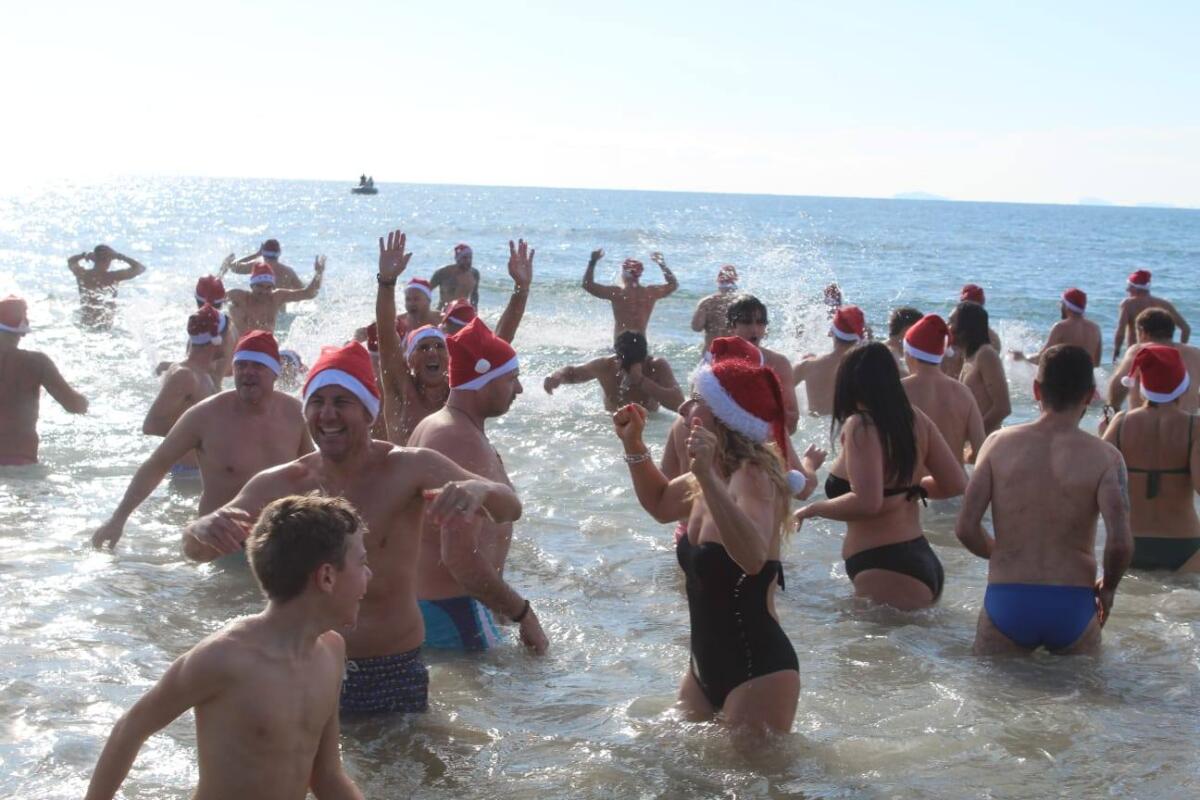 In 200 si danno appuntamento a Terracina per il tradizionale bagno di Santo Stefano. Raccolti 1.500 euro a favore della Caritas. - 