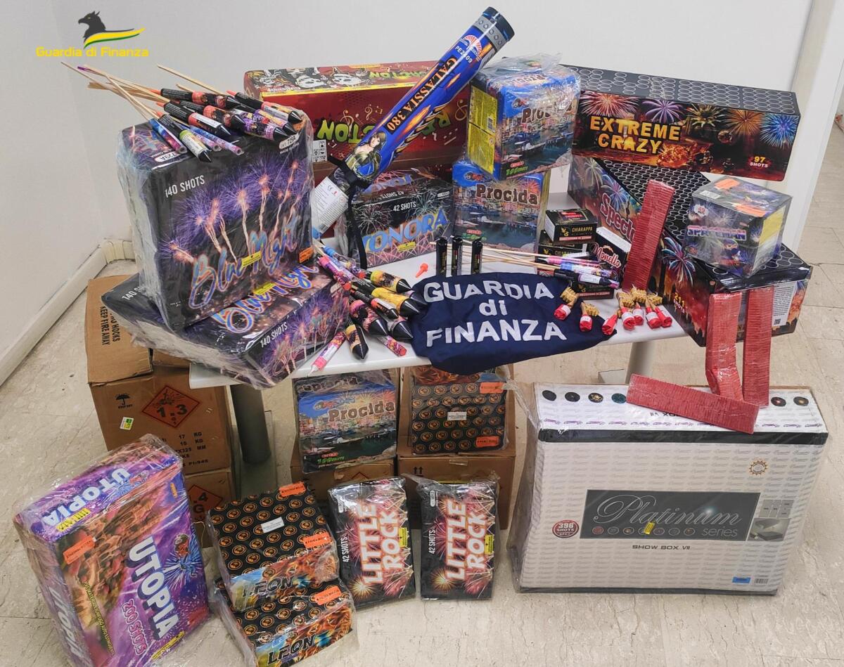 La Finanza di Terracina sequestra oltre 20 chili di articoli pirotecnici illegali ed anche marijuana. Una denuncia. - 