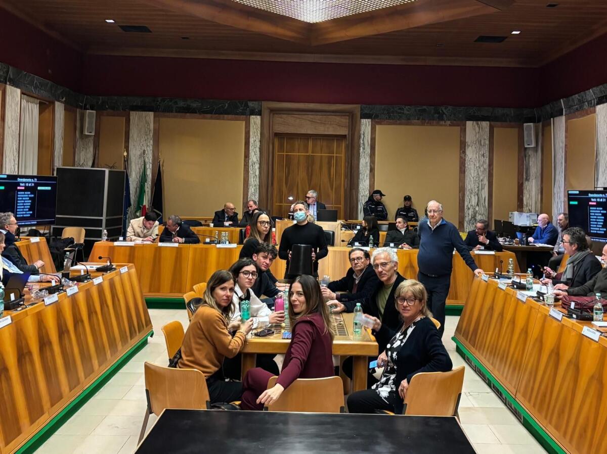Il Consiglio Comunale di Latina approva a notte fonda il bilancio di previsione. L’opposizione occupa l’Aula: “pochi secondo per presentare gli emendamenti”. - 