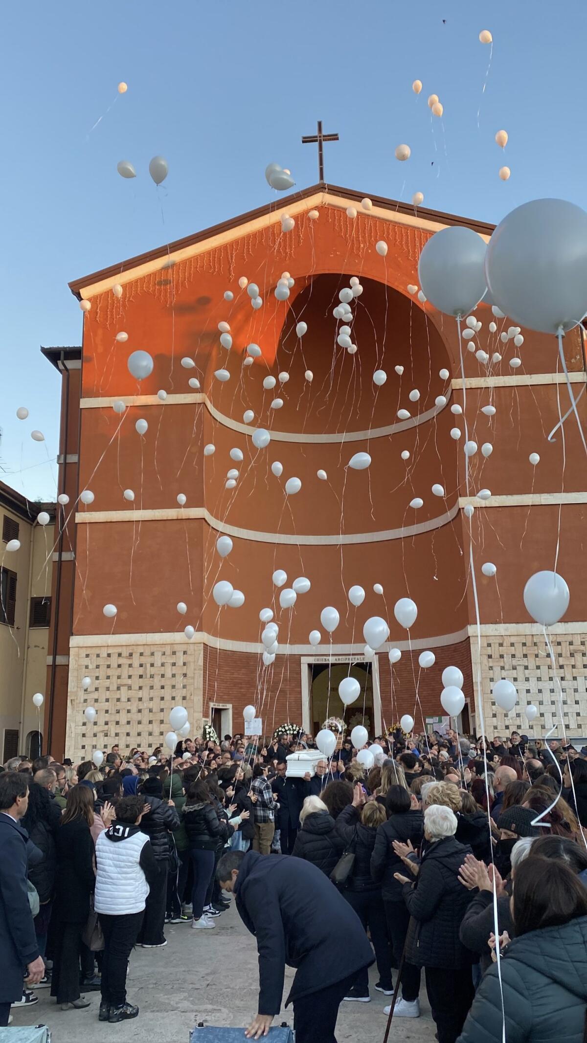 APRILIA, PALLONCINI E COMMOZIONE PER LA PICCOLA CARLOTTA E NONNA LAURA: "Sempre nei nostri cuori" - 