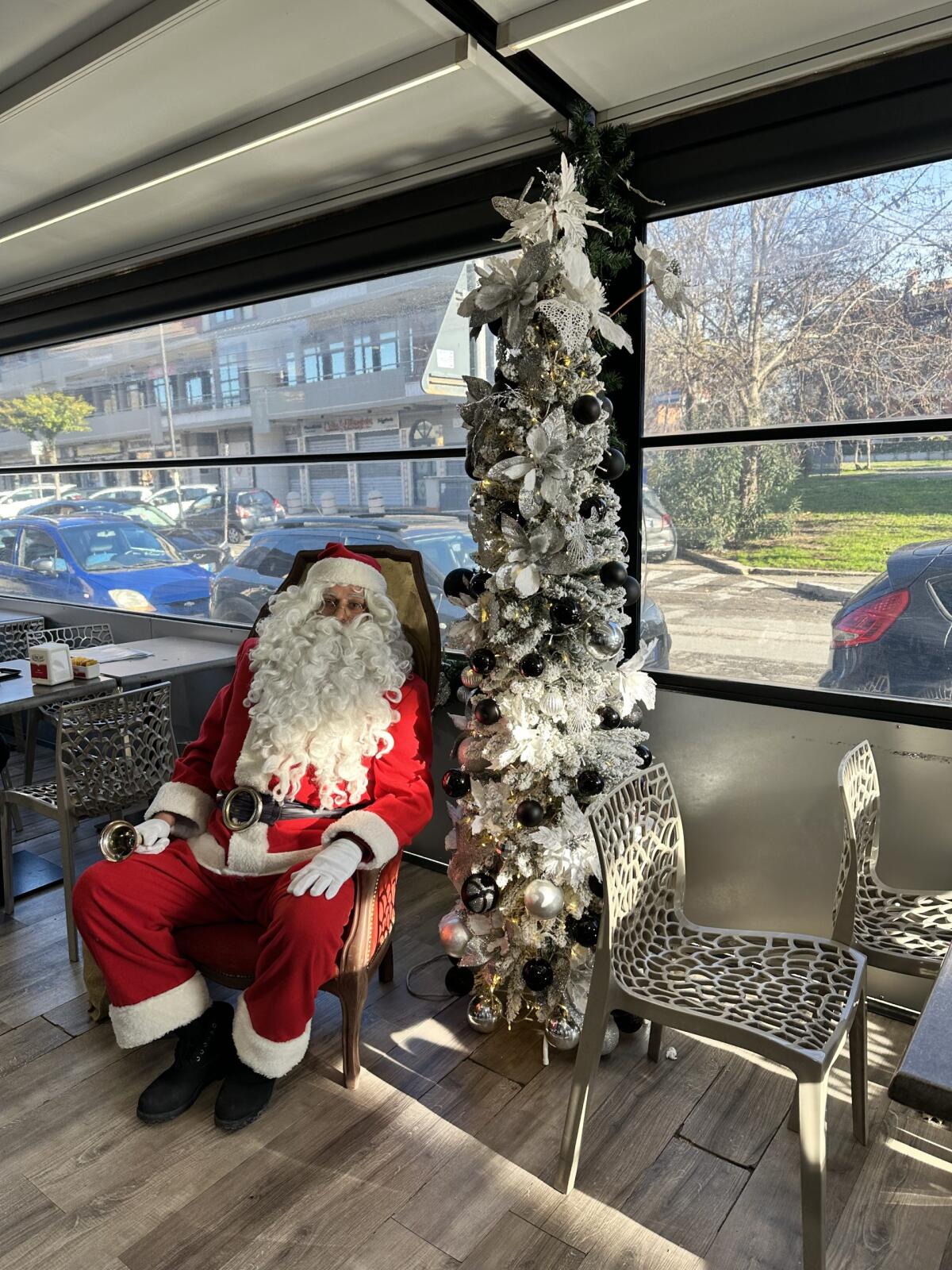 Aprilia - Babbo Natale in giro per la città: tappa in via Carducci - 