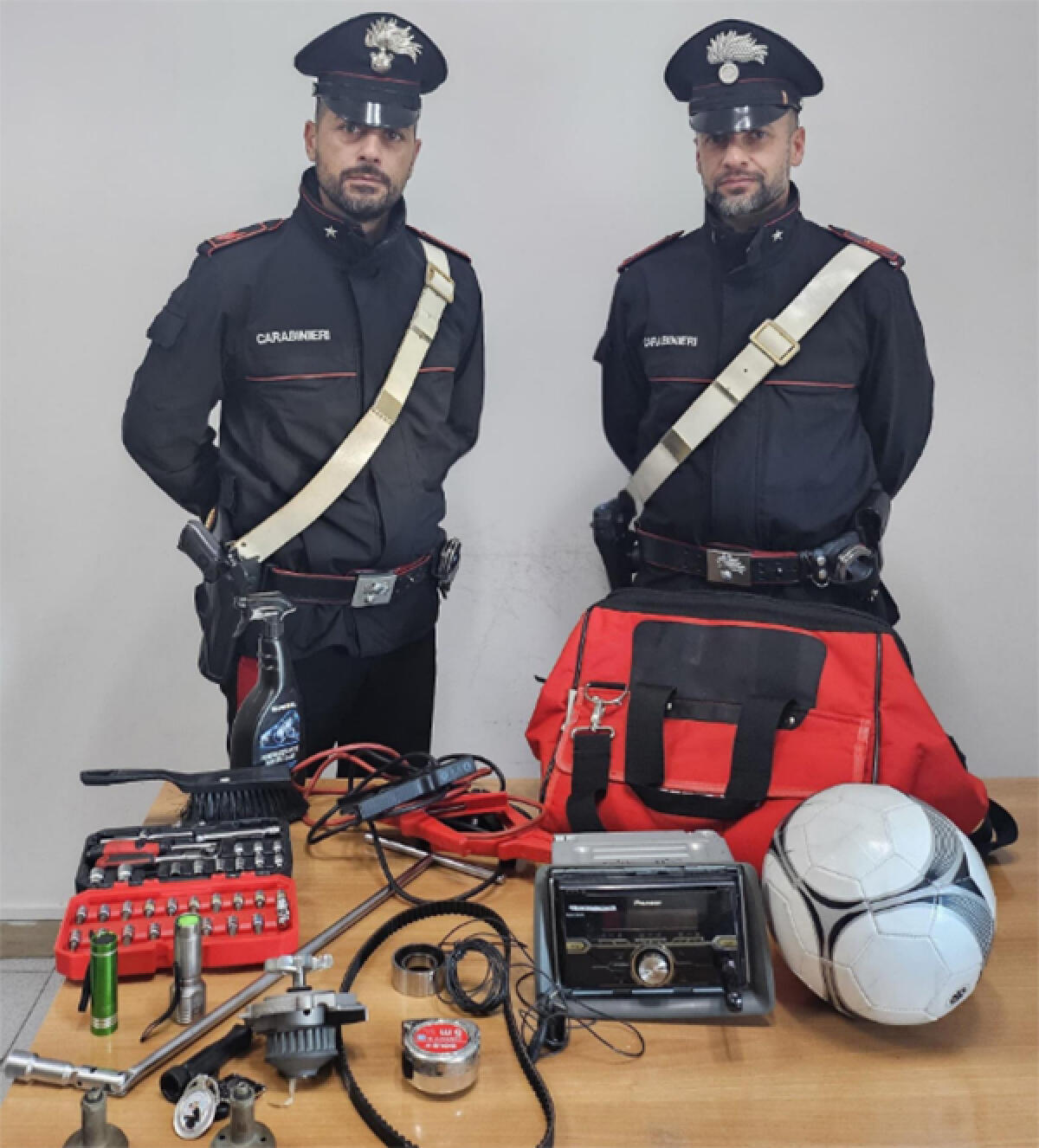 Infrange il vetro di un'auto in sosta e tenta il furto, ma viene colto in flagranza dai Carabinieri e arrestato. - 