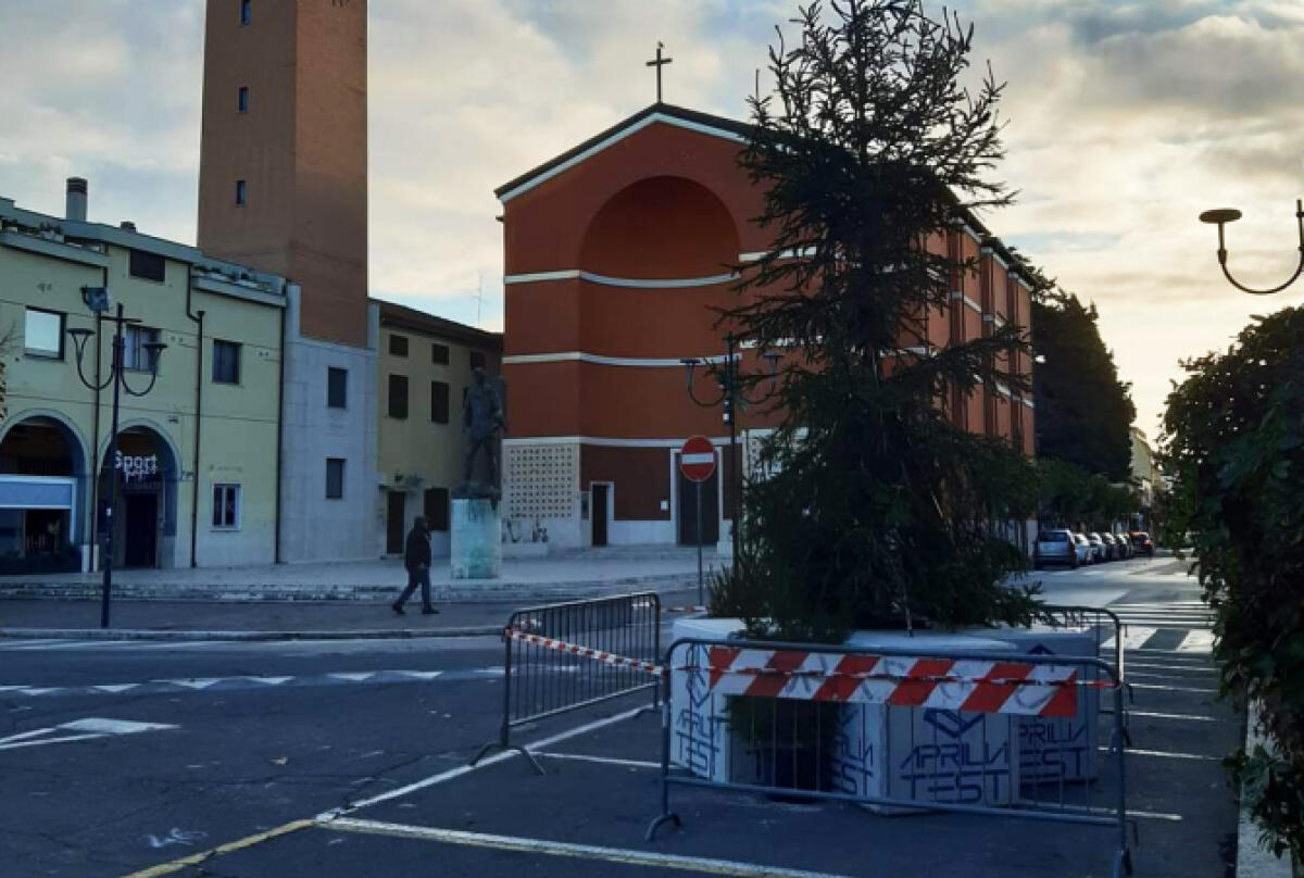 “Spelacchio apriliano, brutta vetrina per i commercianti”. Baldo di FdI contesta la gestione fredda e distaccata del Commissario. - 