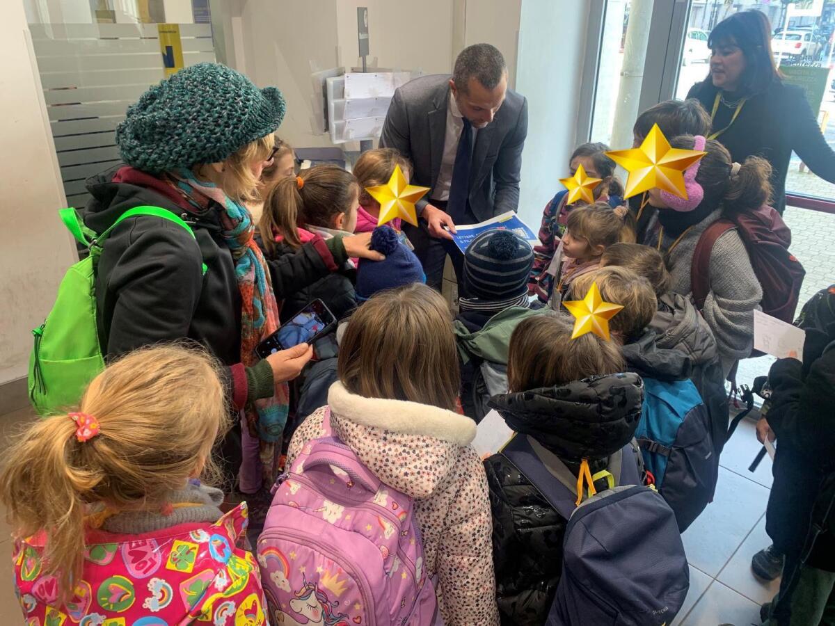 Gli alunni della scuola VerdeOro di Aprilia in visita alle Poste - 