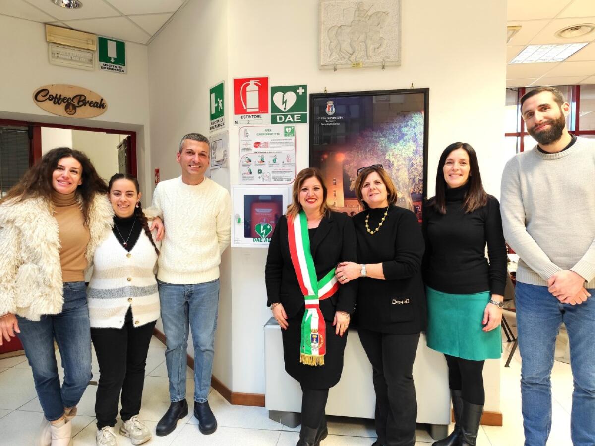 Installato a Pomezia il primo di 16 defibrillatori che verranno collocati in tutta la città. - 