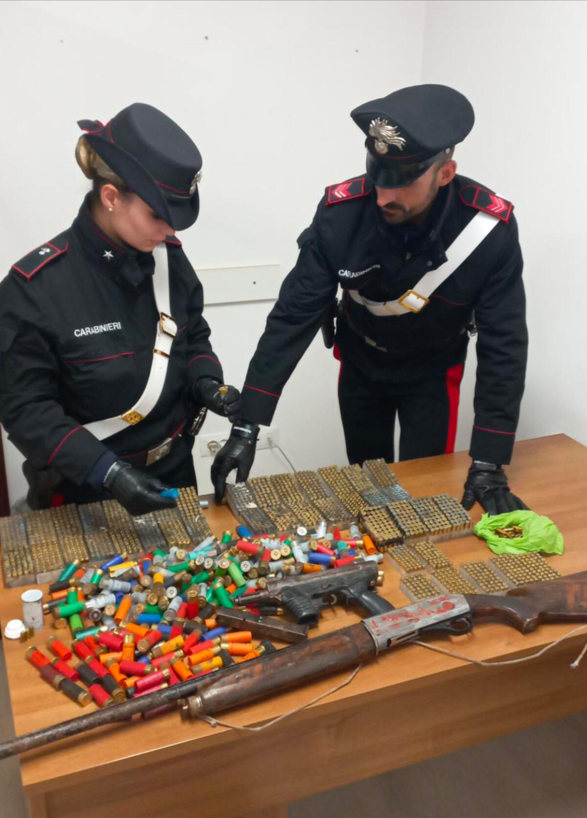 Scoperto arsenale in un terreno agricolo: le indagini dei carabinieri nel sud pontino - 