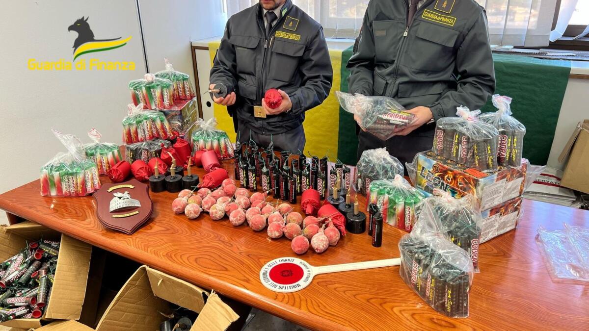 Due milioni di addobbi natalizi e botti di Capodanno sequestrati dalla Finanza del Comando Provinciale di Roma. - 