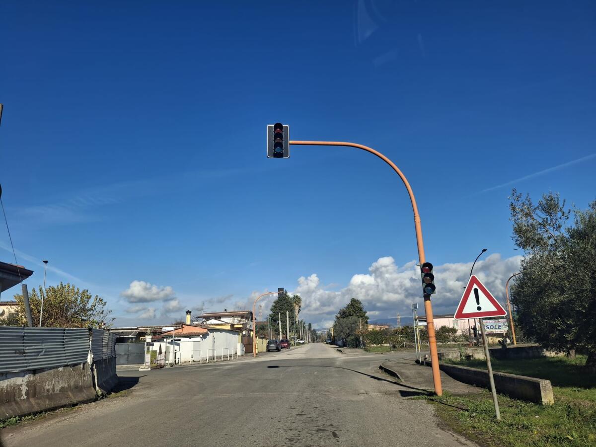 Semaforo spento da giorni al pericoloso incrocio de Le Isole, ad Aprilia: il Commissario Prefettizio intervenga. - 