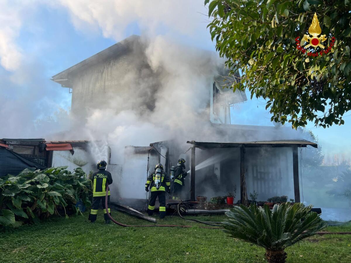 La tettoia di un’abitazione in fiamme sulla Migliara 46, a Pontinia. Non si registrano feriti. - 