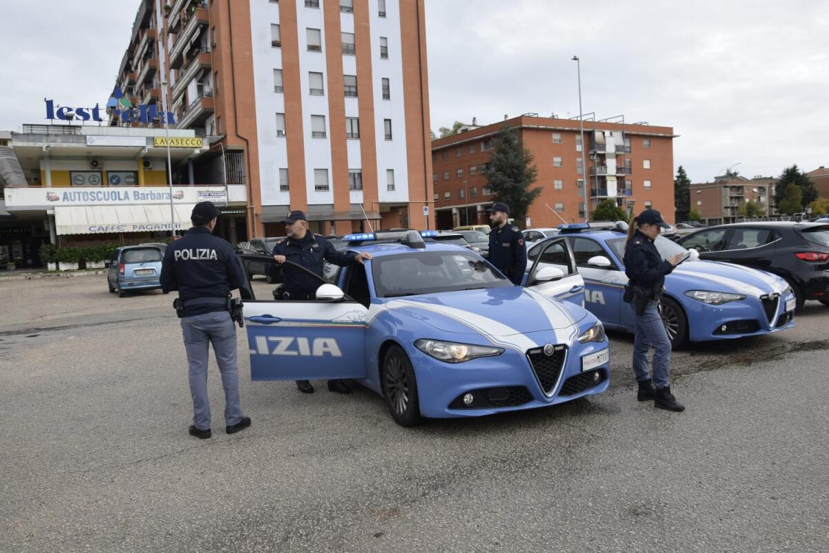 Controlli della Polizia nelle zone “calde” di Latina: setacciati il Villaggio Trieste, il quartiere Nicolosi e Piazza Santa Maria Goretti. - 