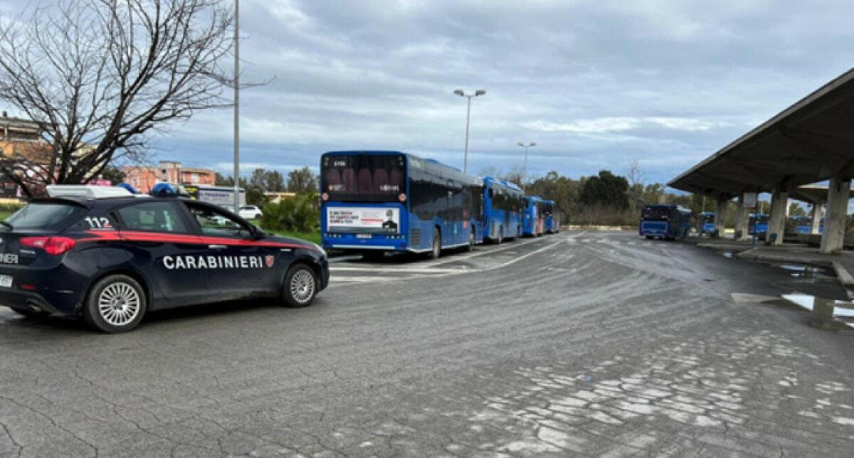 Si abbassa i pantaloni sul bus davanti ad una 19enne: denunciato - 