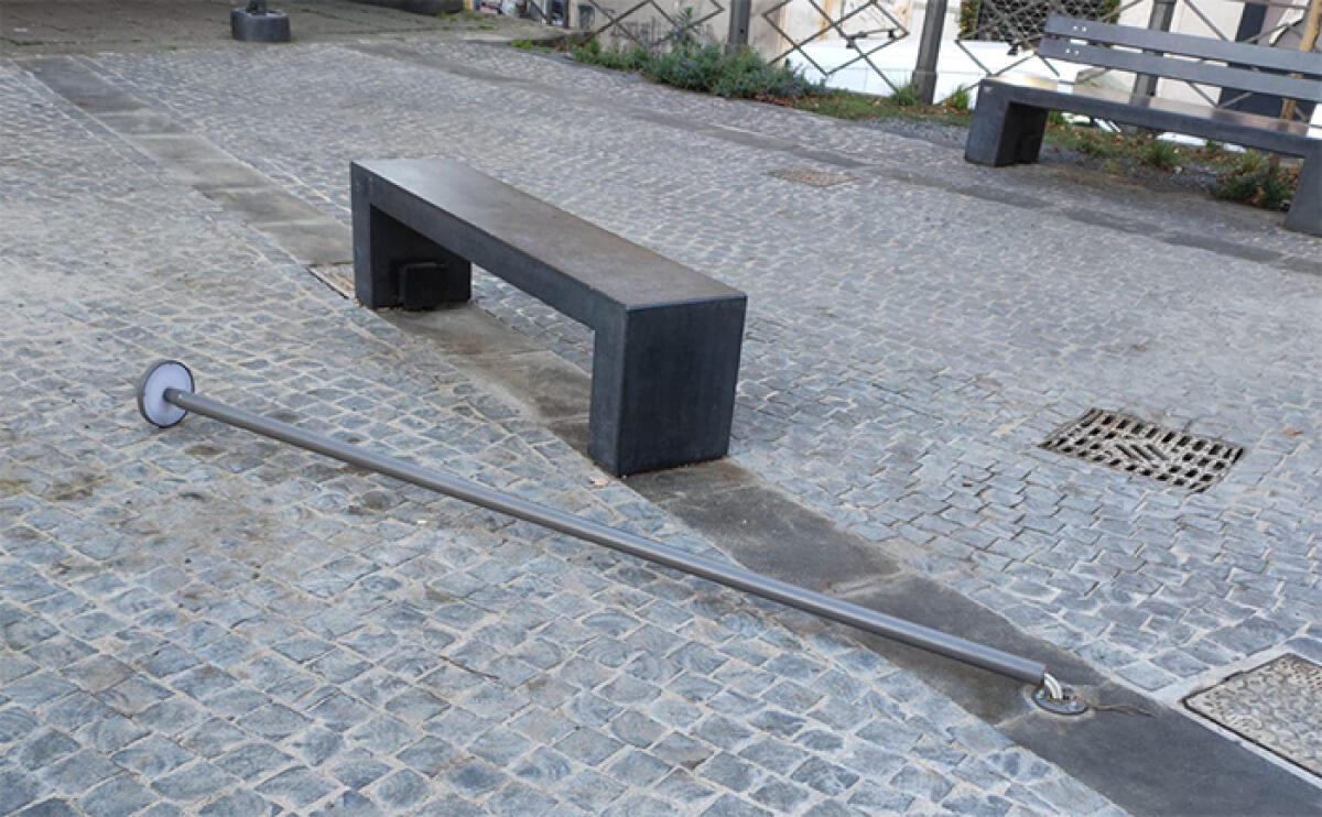 Vandali in azione in piazza Carducci, ad Albano, restaurata e inaugurata pochi mesi fa. - 