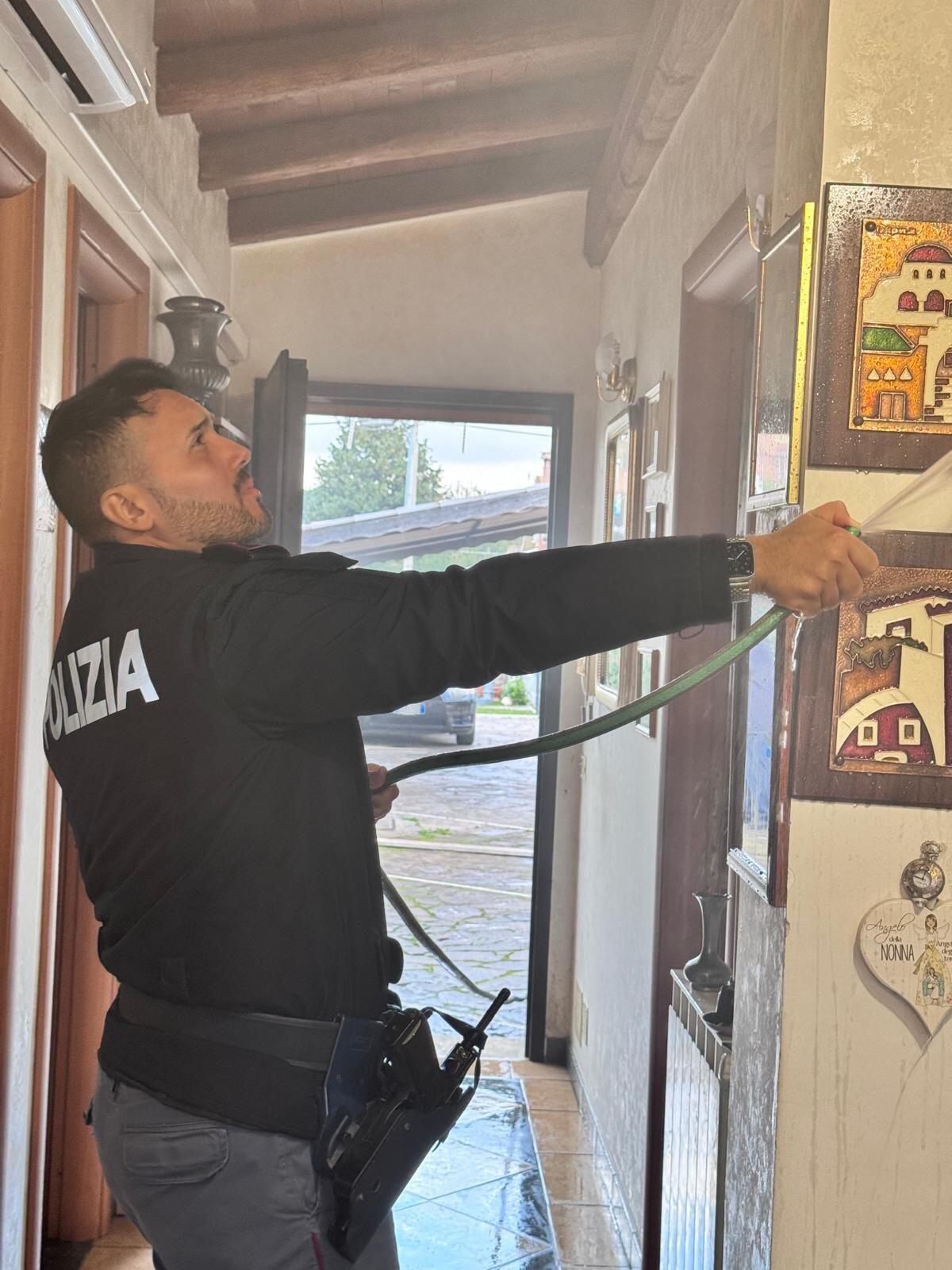 Divampa un incendio ad Ostia. Due agenti della Polizia salvano un’anziana di 96 anni rimasta intrappolata in casa. - 