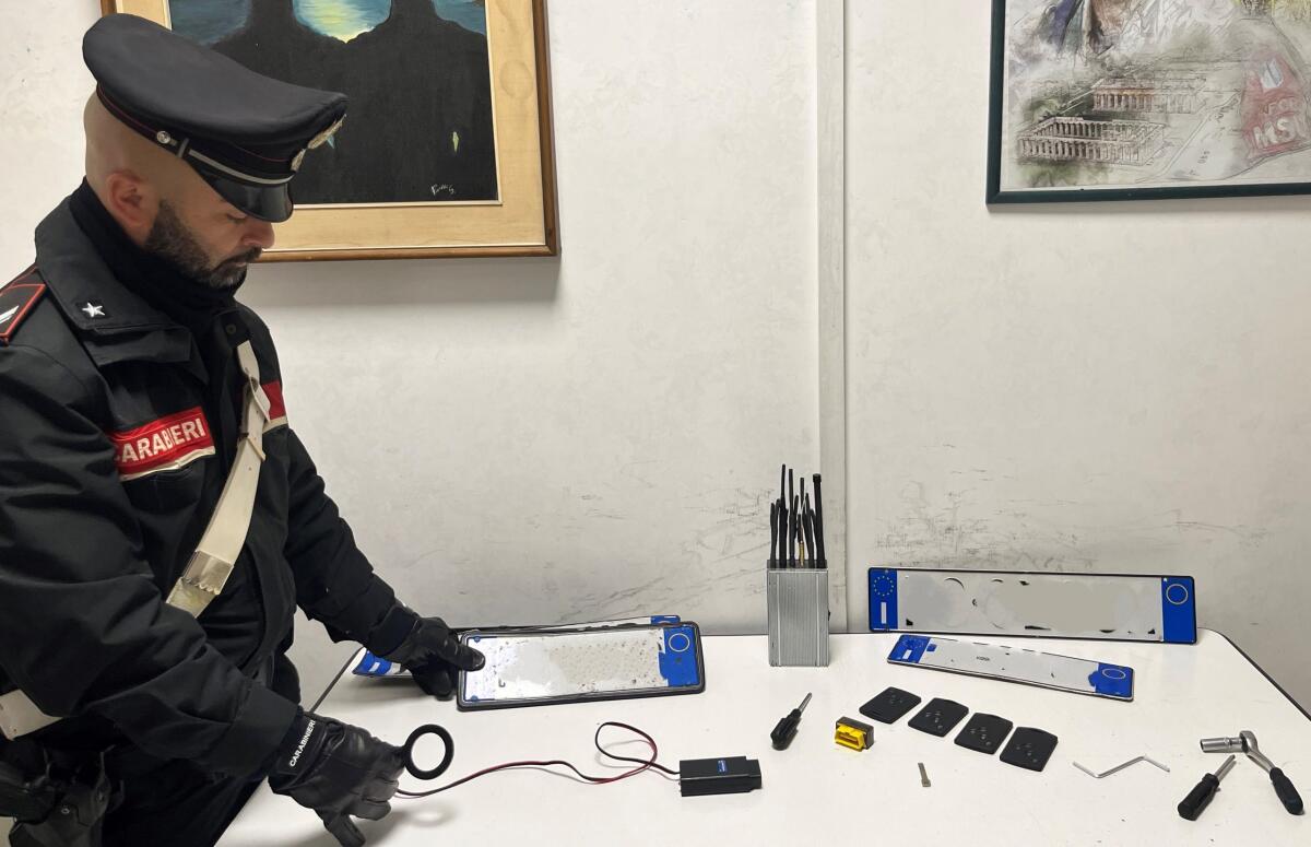 Sorpresi a montare delle targhe rubate sulla loro auto. Due in manette a Nettuno. - 