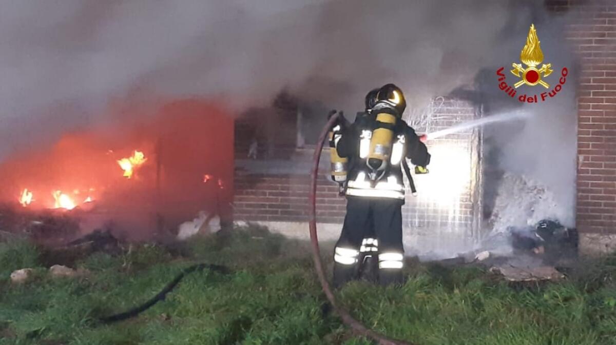 Fiamme in un deposito in via Martiri di Belfiore, a Campoverde, ad Aprilia. Intervengono i vigili del fuoco. - 