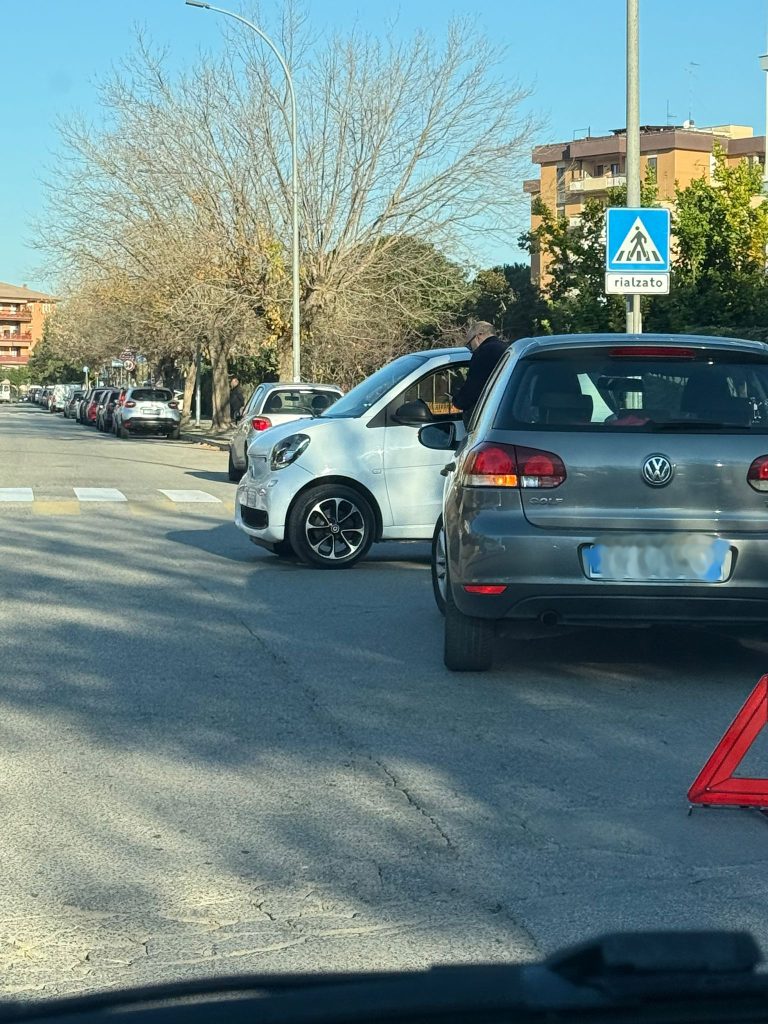 via Aldo Moro - via Monte Grappa. Altro tamponamento
