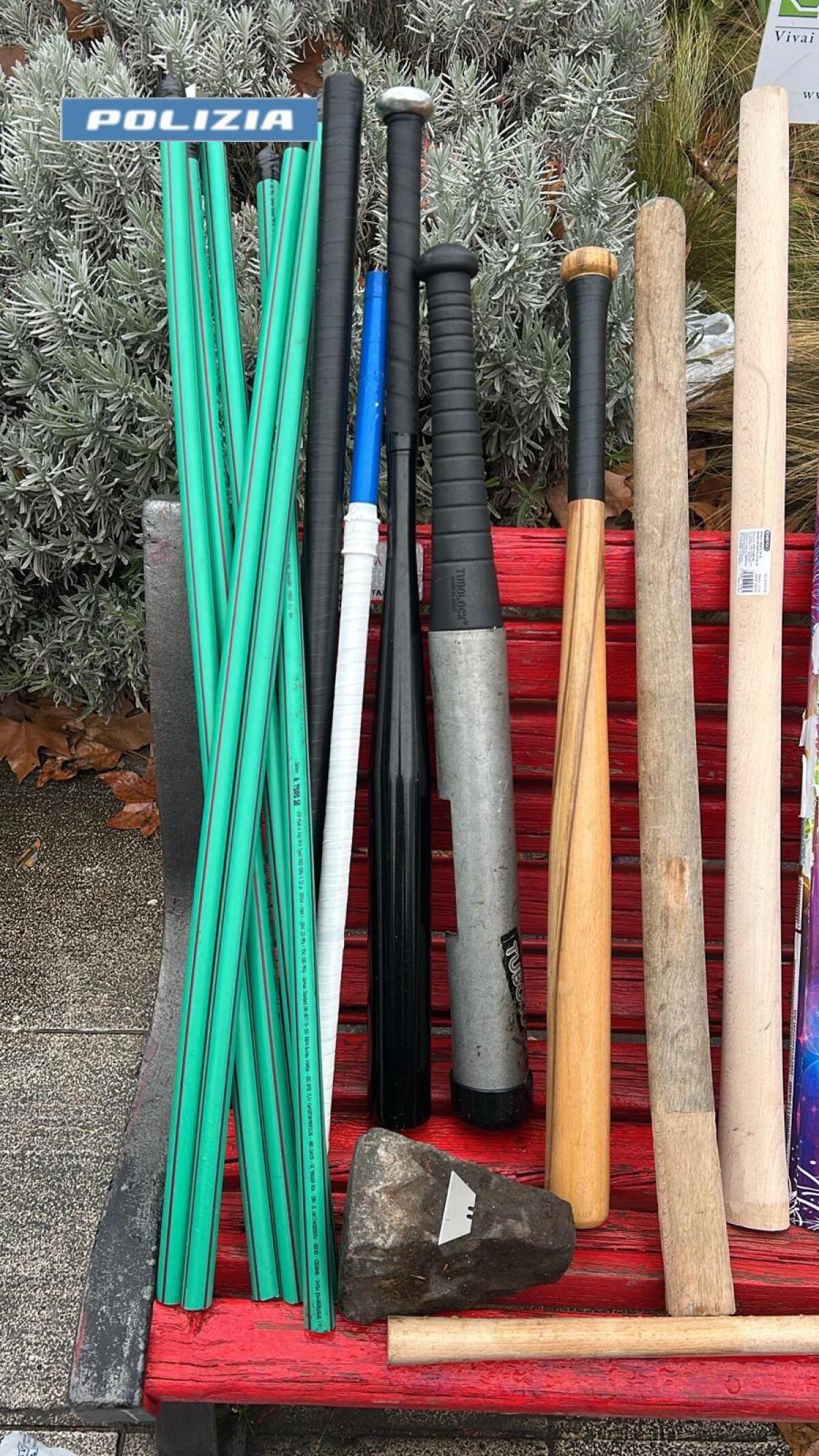 Roma-Lazio, arrestato tifoso laziale nel post gara. Sequestrate armi e bombe carta - 