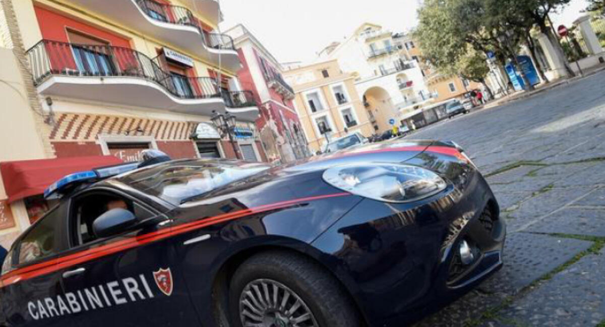 Ruba alcune bottiglie di alcolici,  poi oltrepassa le casse e tenta la fuga. Denunciato un 34enne. - 