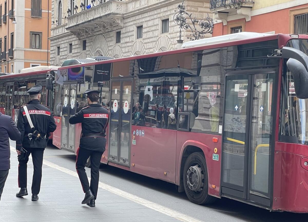 Turisti derubati sui mezzi pubblici, mentre fotografano le bellezze di Roma o mentre siedono ai tavolini. 13 arresti. - 