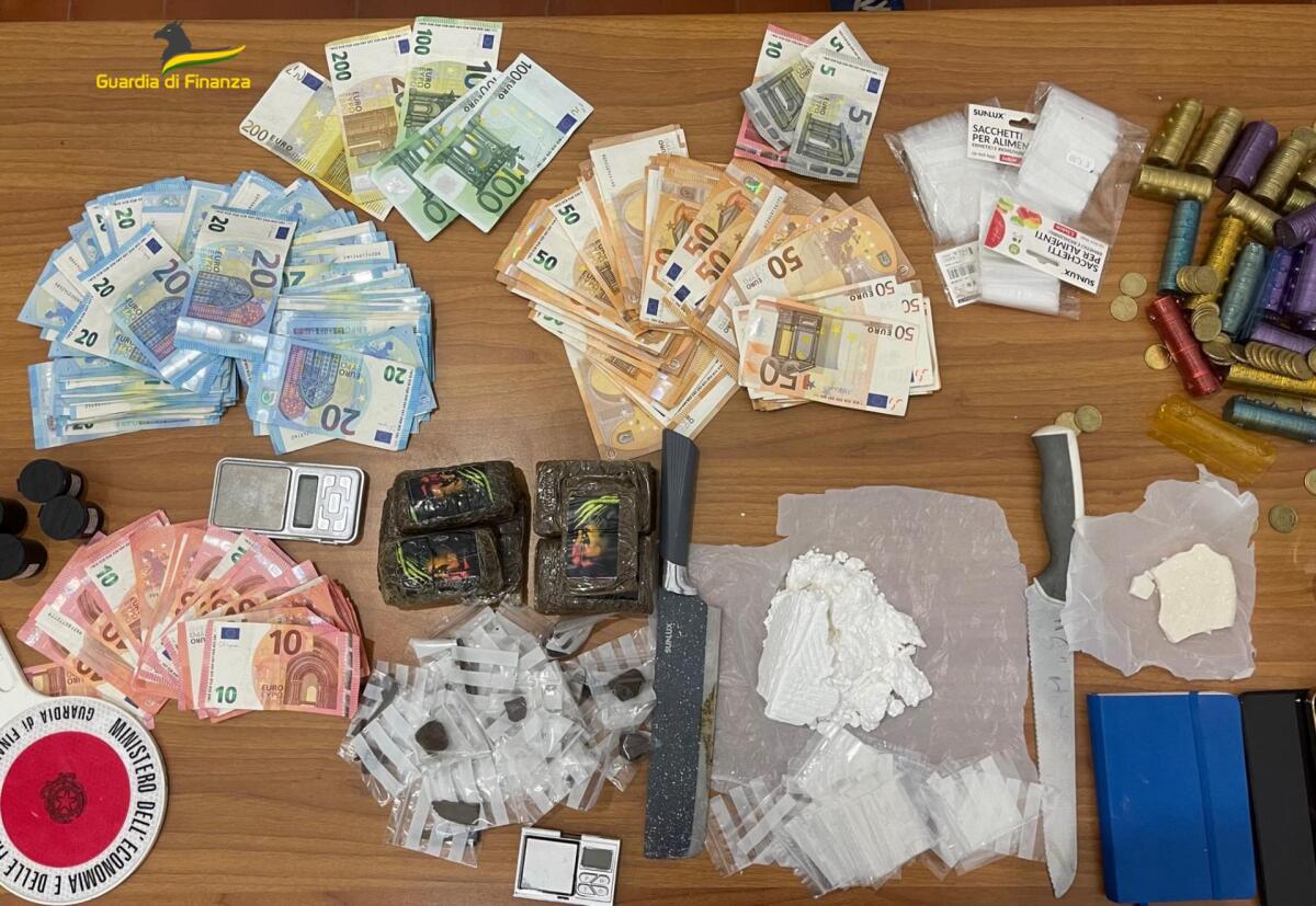 Quasi un chilo di droga sotto sequestro ad Ardea: la Guardia di Finanza di Pomezia arresta due pusher. - 