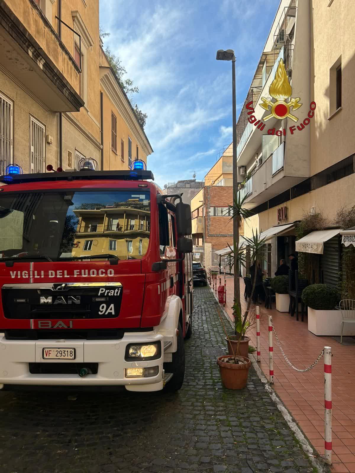 Entra nell'ascensore, ma la cabina non c'è: 29enne precipita per due piani - 