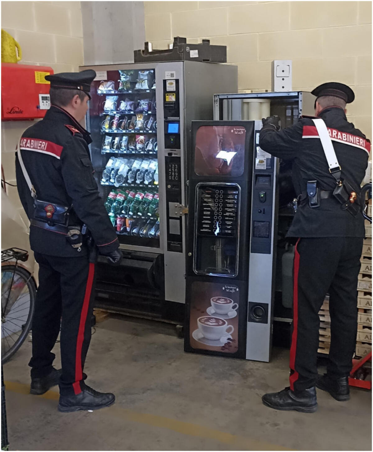 Ruba gli spicci da una macchinetta automatica del Mof, bloccato durante la fuga. In casa deteneva anche munizioni. - 