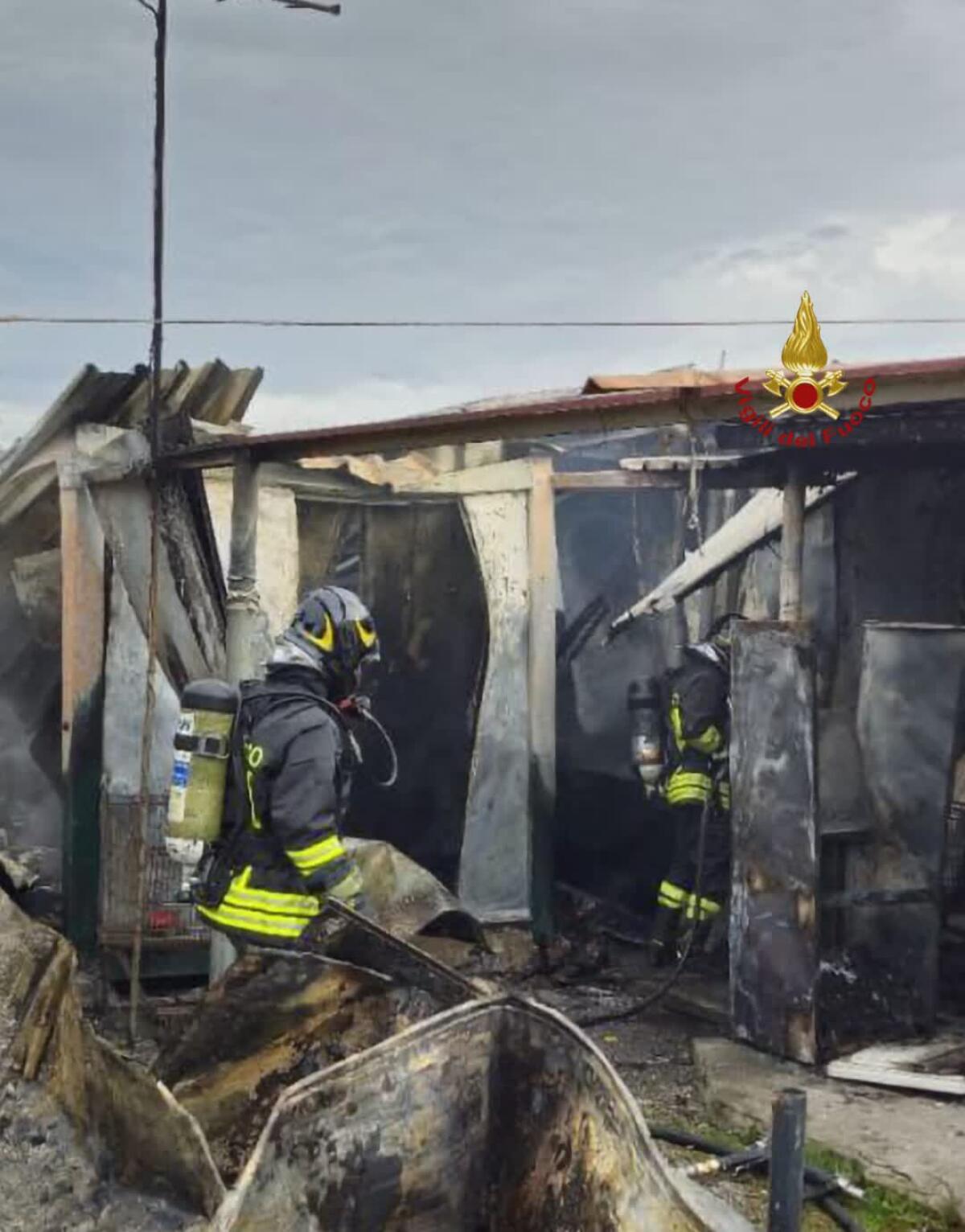 Tre moduli abitativi in fiamme all’interno del Campo Nomadi di Castel Romano: 3 persone lievemente ustionate. - 