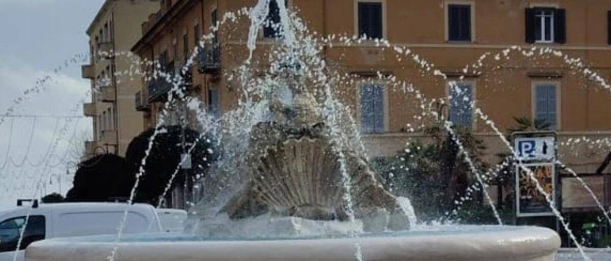 Terracina - Fontana delle Conchiglie usata come base per petardi, il Comune: "Si indaga" - 