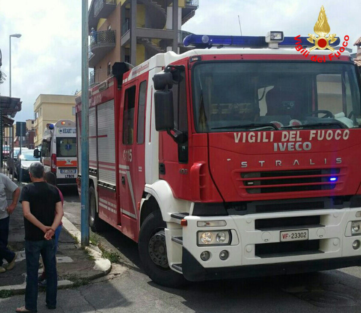 Lavatrice in fiamme ad Aprilia, sul balcone di una palazzina di via San Michele. - 