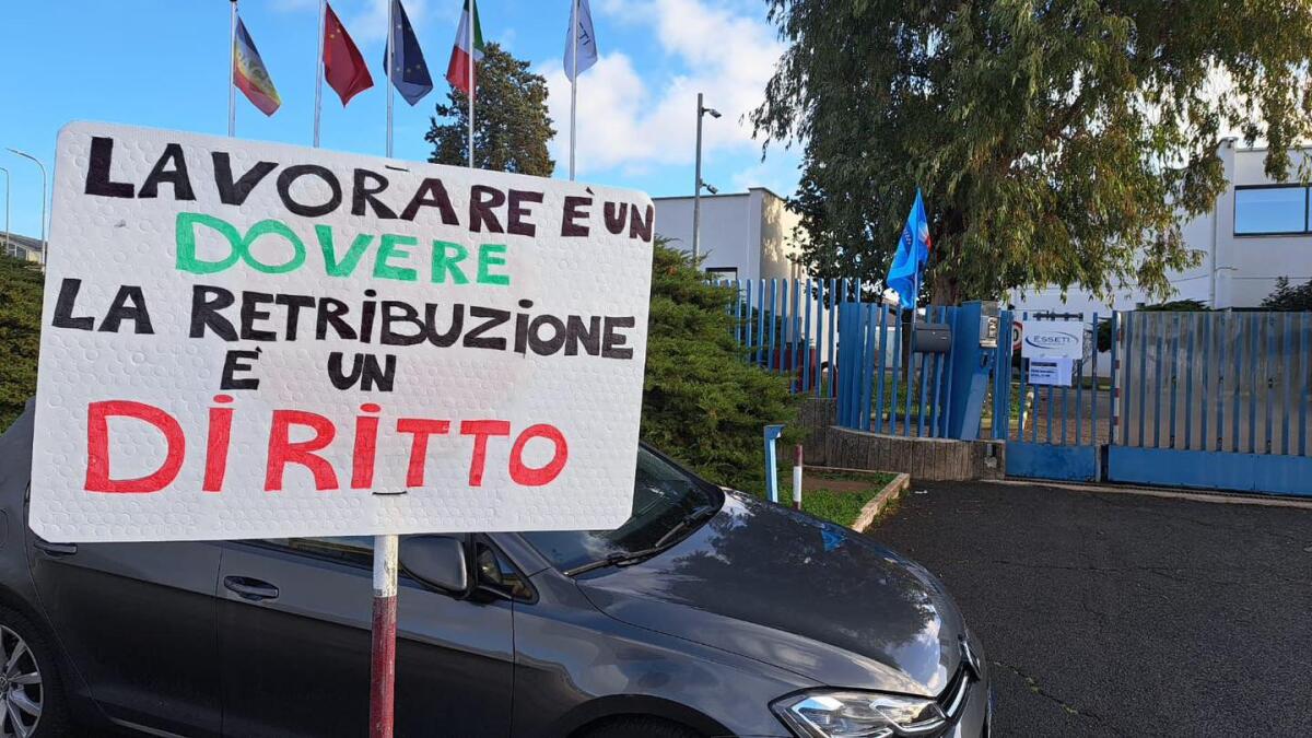 130 posti a rischio alla Esseti Farmaceutici di Pomezia, la protesta - 