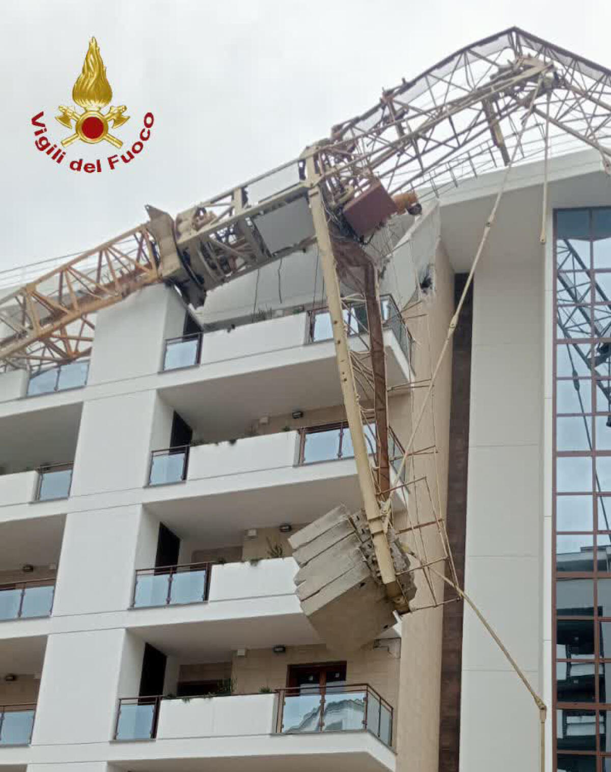 Gru da cantiere crolla sul palazzo, distrutta anche un'auto - 