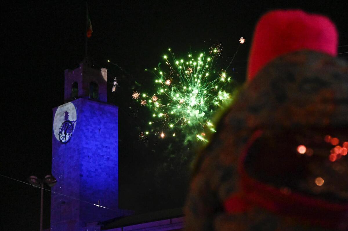 Latina - Il 5 gennaio torna il volo della Befana in collaborazione con i Vigili del Fuoco - 