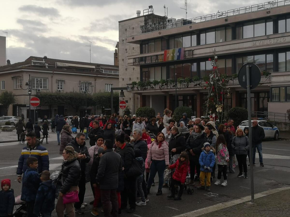 La Befana in giro per Aprilia dona calze e sorrisi - 