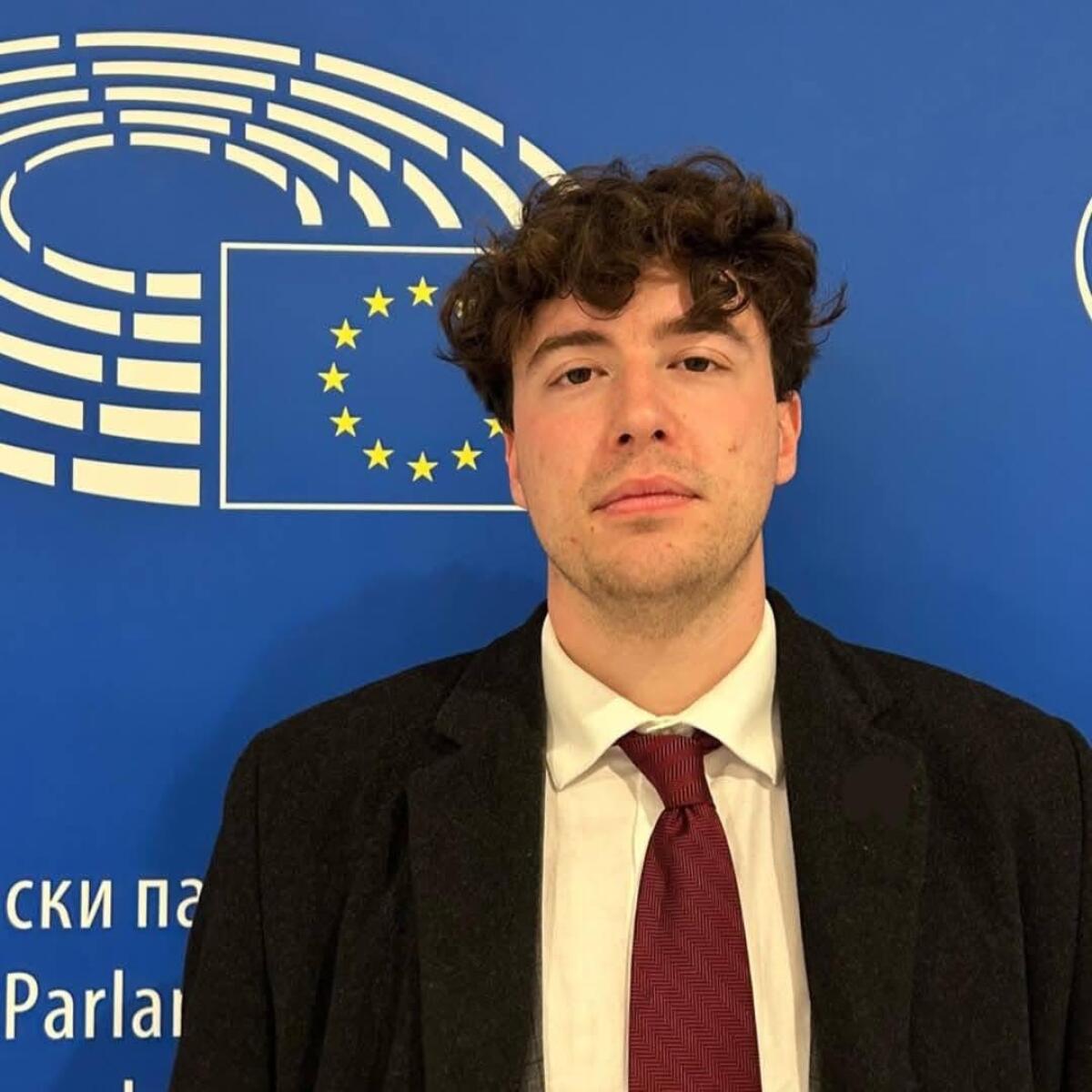 Si lancia dal terzo piano di un albergo: muore Luca Palmegiani di Latina, militante di Forza Italia - 