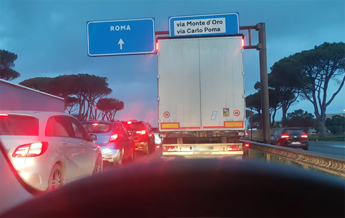 Traffico bloccato sulla Pontina per un incidente tra Pomezia e via Monte D’Oro. - 