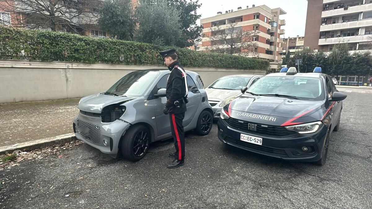 Abbandona l'auto carica di pezzi rubati al Divino Amore e fugge - 
