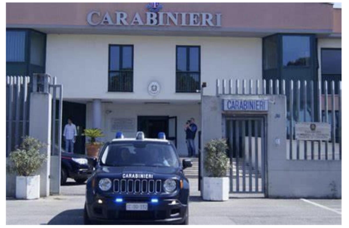 Alla guida della sua auto si aggira sotto casa della ex, nonostante il divieto e la patente revocata da tre anni - 