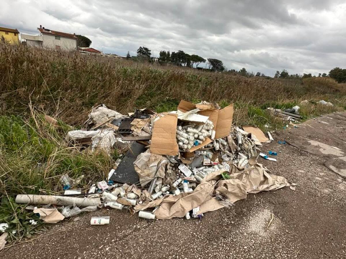 Discarica a cielo aperto anche in via Giunone, ad Aprilia. La segnalazione. - 