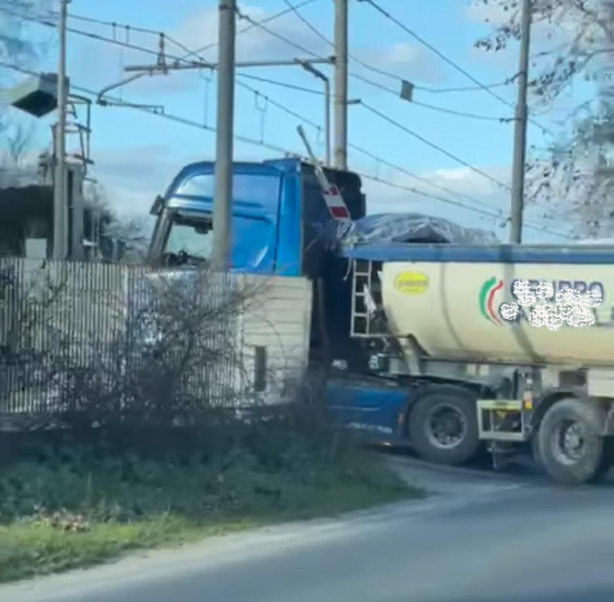 Camion danneggia il passaggio a livello sulla Roma-Nettuno - 