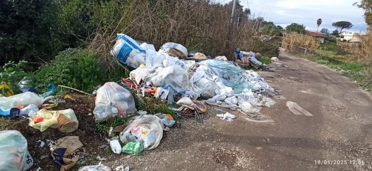 Aprilia - In via Chienti tornano i rifiuti: "Servono i droni per migliori controlli" - 