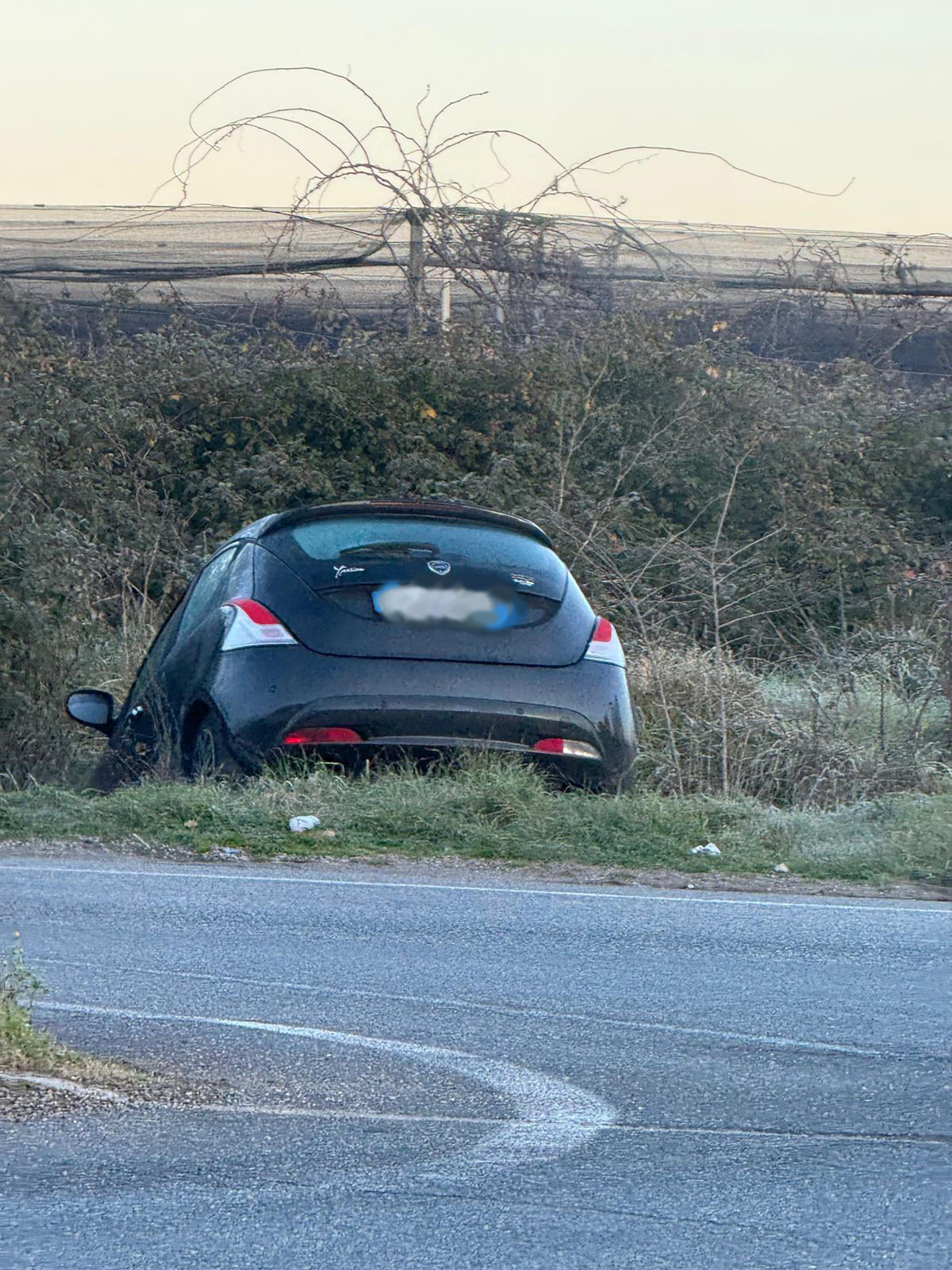 Aprilia - Auto nel fosso a Campoverde - 