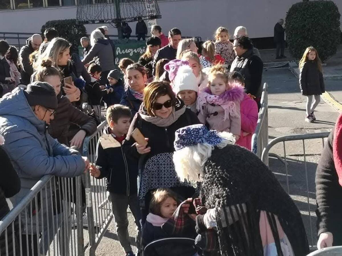 In Piazza Roma, ad Aprilia, arriva la Befana! Calze e dolci per tutti i bambini - 